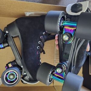 WOMENS SZ 8/MENS SZ 7 VNLA LUNA ROLLER SKATES.